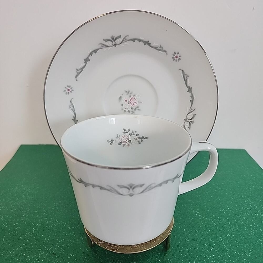 Signature Collection Petite Bouquet Teacup and Saucer 6" Diameter Fine China